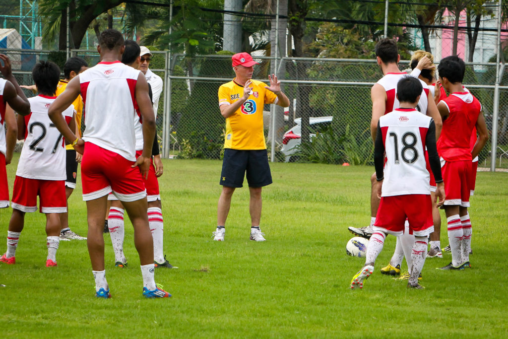 Svennis har flera erfarenheter av att träna lag i Asien utöver Shenzhen, Här i thailändska Bec Tero Sasana F.C. 2013. Foto: DENNIS THERN